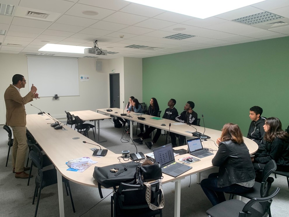 L’équipe de Rouen Normandie Création a eu le plaisir d'accueillir sept stagiaires de seconde du Lycée des Bruyères de Sotteville-lès-Rouen. Durant ces trois jours, les élèves ont eu l'opportunité de rencontrer les élus Abdelkrim Marchani, Pascal Rigaud, et s’immerger au sein d’ entreprises innovantes de Seine Innopolis : KEYVEO, ARKADA Studio et REDLab.  Au programme :  - Test de casques de réalité virtuelle - Discussions enrichissantes sur les métiers du numérique - Exploration des enjeux du numérique resp