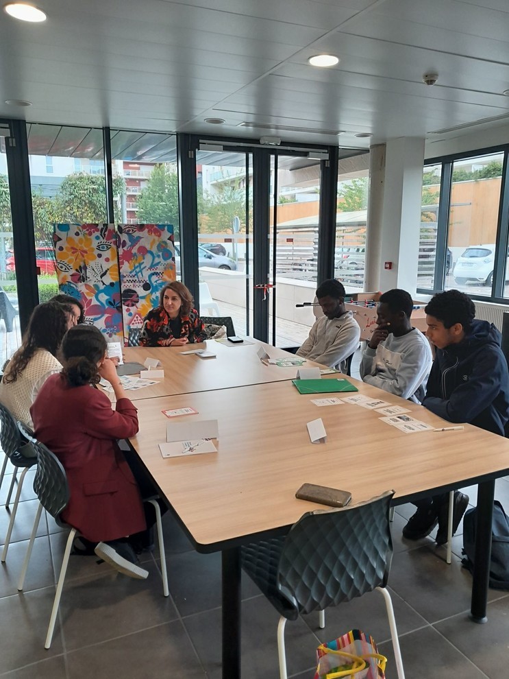 L’équipe de Rouen Normandie Création a eu le plaisir d'accueillir sept stagiaires de seconde du Lycée des Bruyères de Sotteville-lès-Rouen. Durant ces trois jours, les élèves ont eu l'opportunité de rencontrer les élus Abdelkrim Marchani, Pascal Rigaud, et s’immerger au sein d’ entreprises innovantes de Seine Innopolis : KEYVEO, ARKADA Studio et REDLab.  Au programme :  - Test de casques de réalité virtuelle - Discussions enrichissantes sur les métiers du numérique - Exploration des enjeux du numérique resp